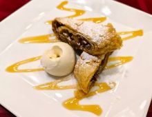 Apple strudel with ice cream2